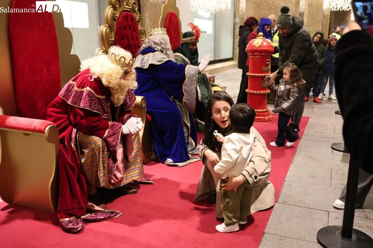 Los Reyes Magos, en la fachada de El Corte Inglés de Salamanca, recogen las cartas y deseos de los más pequeños. Foto: David Sañudo