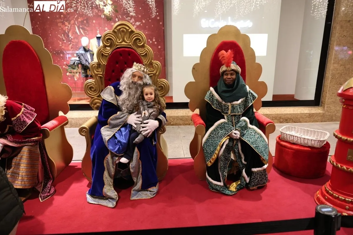 Los Reyes Magos, en la fachada de El Corte Inglés de Salamanca, recogen las cartas y deseos de los más pequeños. Foto: David Sañudo