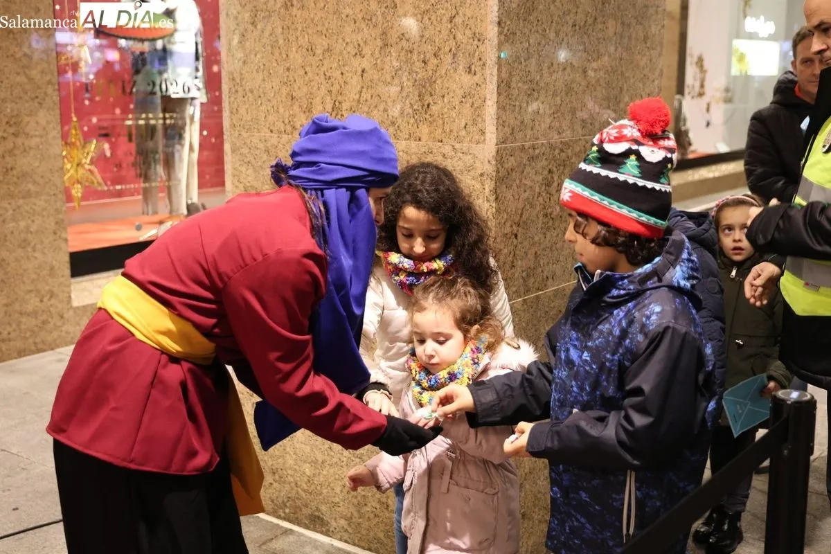 Los Reyes Magos, en la fachada de El Corte Inglés de Salamanca, recogen las cartas y deseos de los más pequeños. Foto: David Sañudo