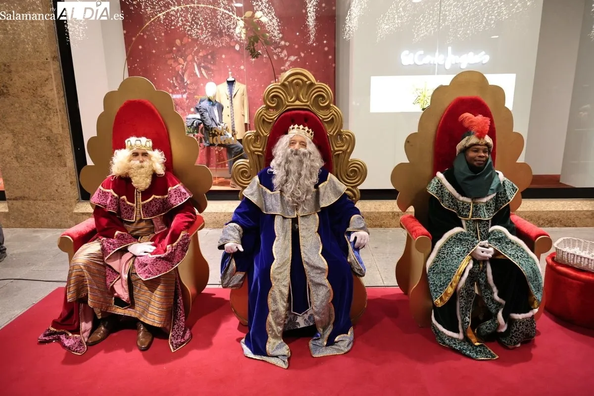 Los Reyes Magos, en la fachada de El Corte Inglés de Salamanca, recogen las cartas y deseos de los más pequeños. Foto: David Sañudo