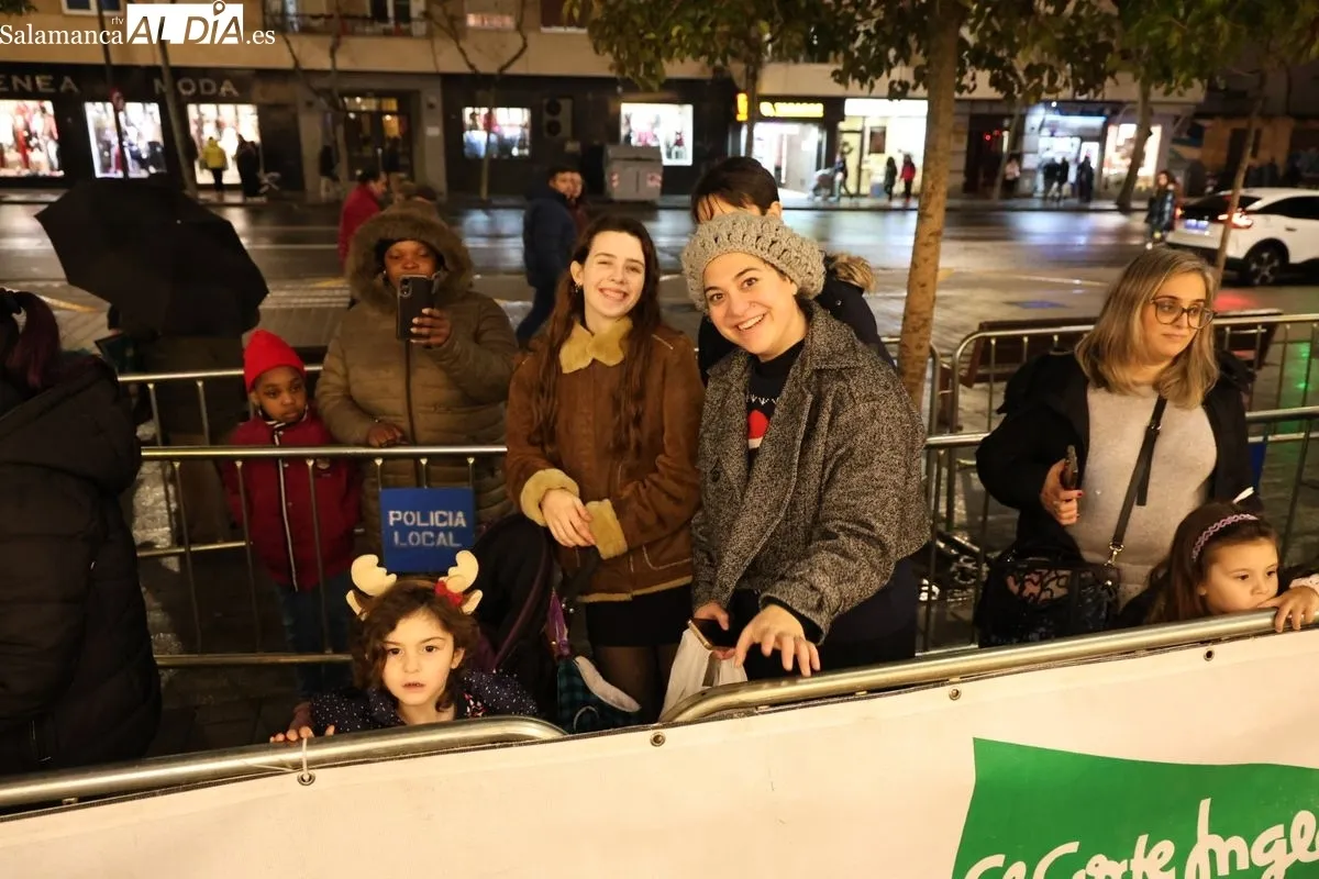 Los Reyes Magos, en la fachada de El Corte Inglés de Salamanca, recogen las cartas y deseos de los más pequeños. Foto: David Sañudo