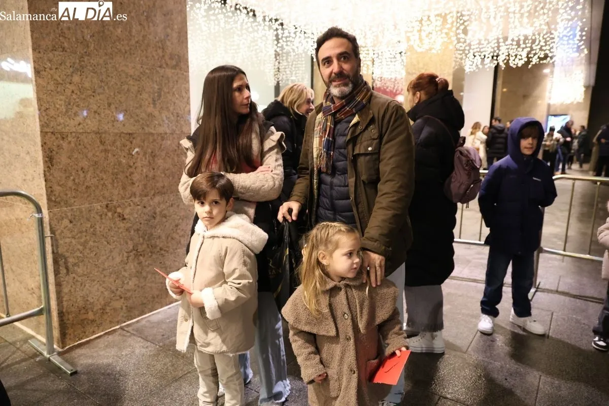 Los Reyes Magos, en la fachada de El Corte Inglés de Salamanca, recogen las cartas y deseos de los más pequeños. Foto: David Sañudo