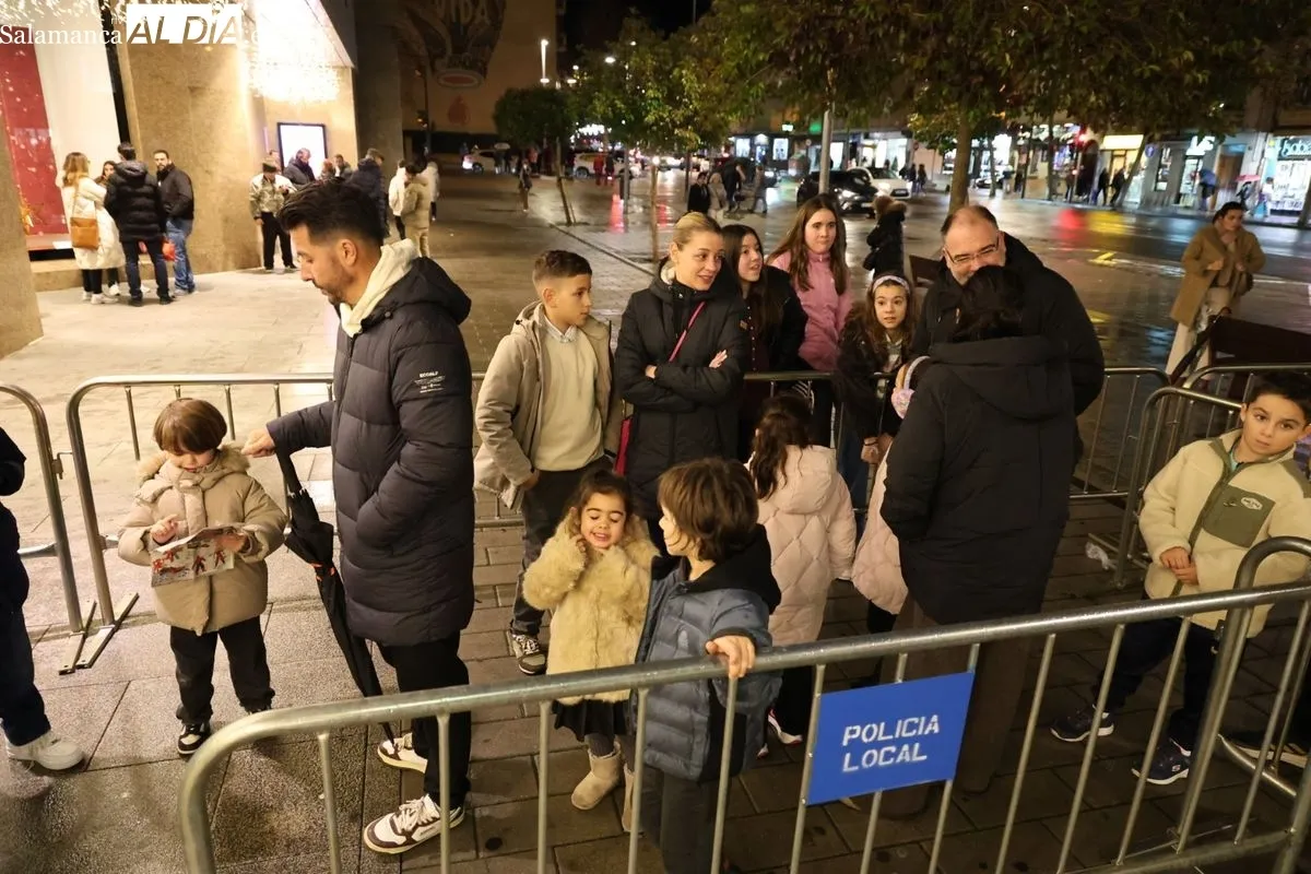 Los Reyes Magos, en la fachada de El Corte Inglés de Salamanca, recogen las cartas y deseos de los más pequeños. Foto: David Sañudo