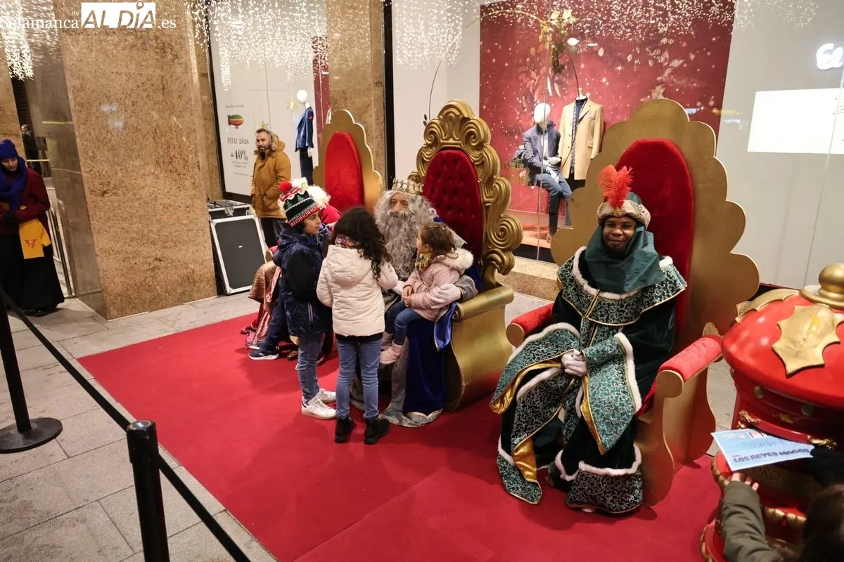 Los Reyes Magos, en la fachada de El Corte Inglés de Salamanca, recogen las cartas y deseos de los más pequeños. Foto: David Sañudo