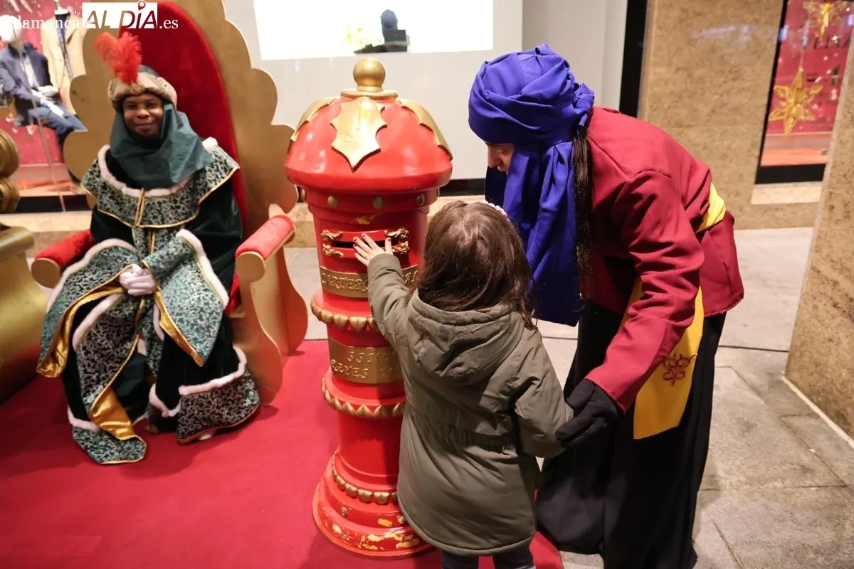 Los Reyes Magos, en la fachada de El Corte Inglés de Salamanca, recogen las cartas y deseos de los más pequeños. Foto: David Sañudo