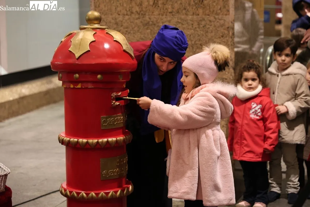 Los Reyes Magos, en la fachada de El Corte Inglés de Salamanca, recogen las cartas y deseos de los más pequeños. Foto: David Sañudo