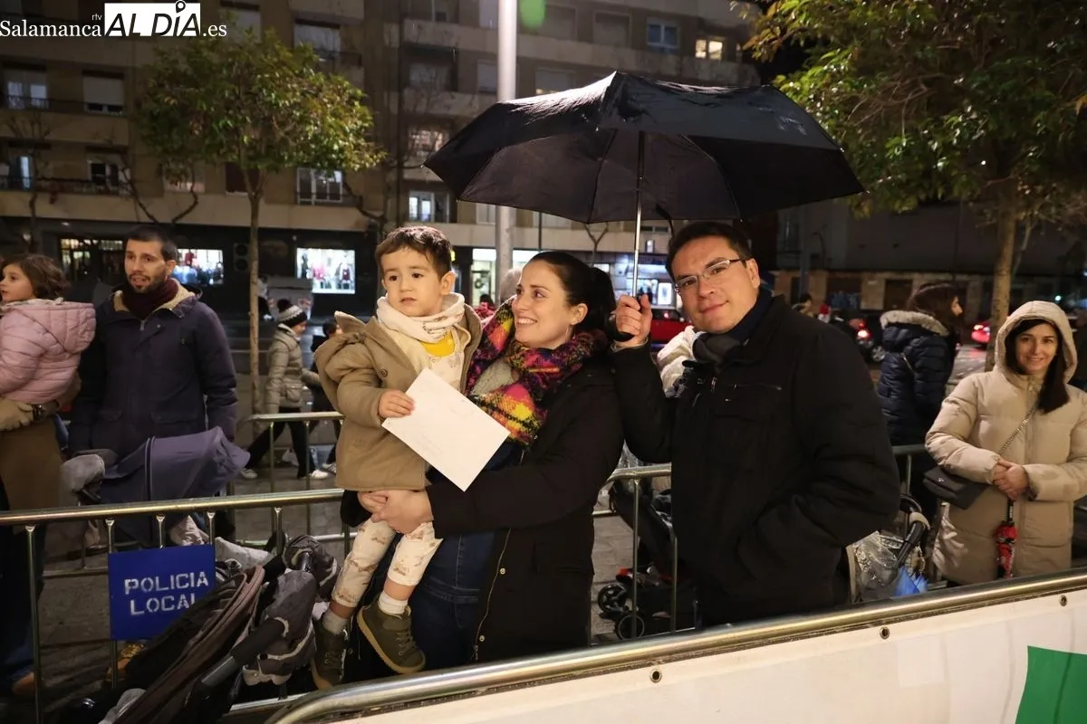 Los Reyes Magos, en la fachada de El Corte Inglés de Salamanca, recogen las cartas y deseos de los más pequeños. Foto: David Sañudo