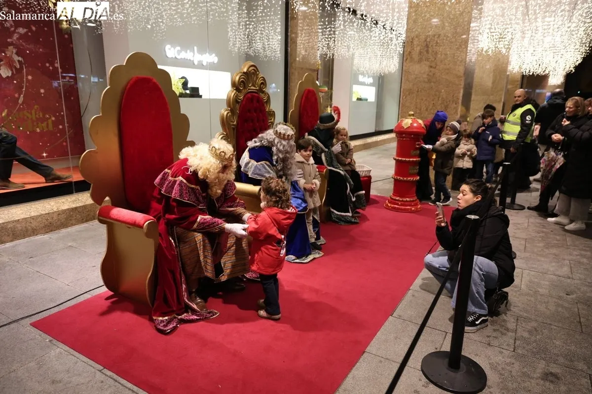 Los Reyes Magos, en la fachada de El Corte Inglés de Salamanca, recogen las cartas y deseos de los más pequeños. Foto: David Sañudo