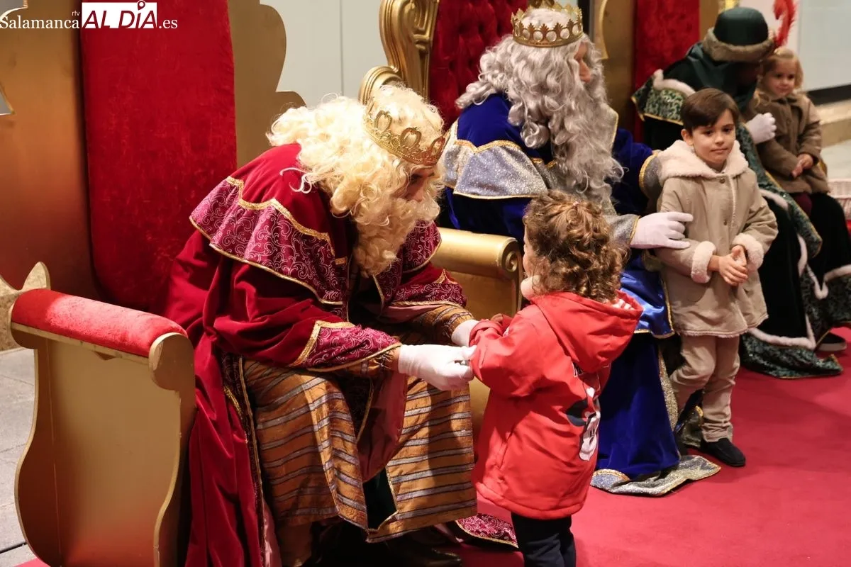 Los Reyes Magos, en la fachada de El Corte Inglés de Salamanca, recogen las cartas y deseos de los más pequeños. Foto: David Sañudo