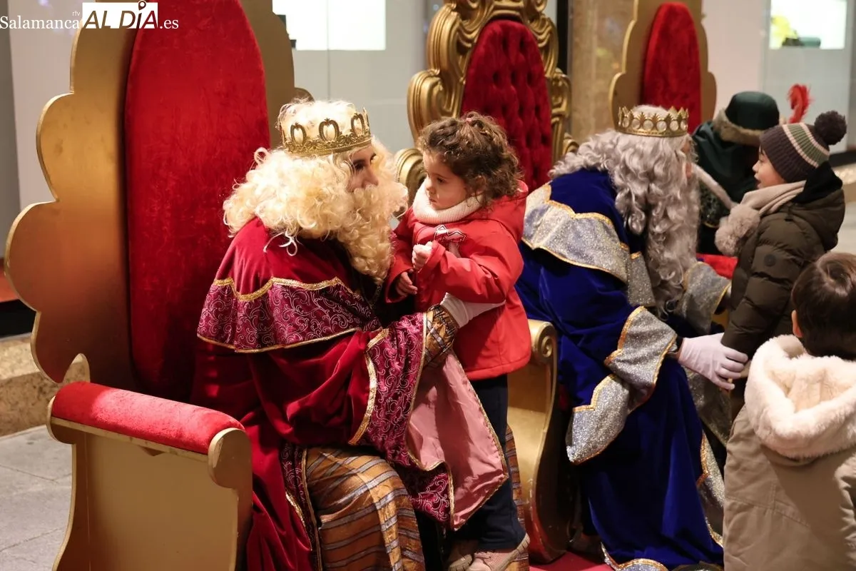 Los Reyes Magos, en la fachada de El Corte Inglés de Salamanca, recogen las cartas y deseos de los más pequeños. Foto: David Sañudo