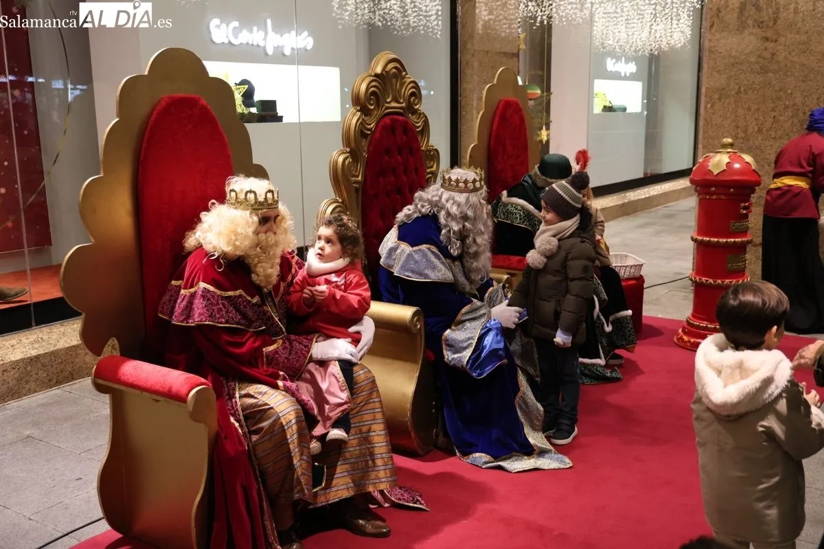 Los Reyes Magos, en la fachada de El Corte Inglés de Salamanca, recogen las cartas y deseos de los más pequeños. Foto: David Sañudo