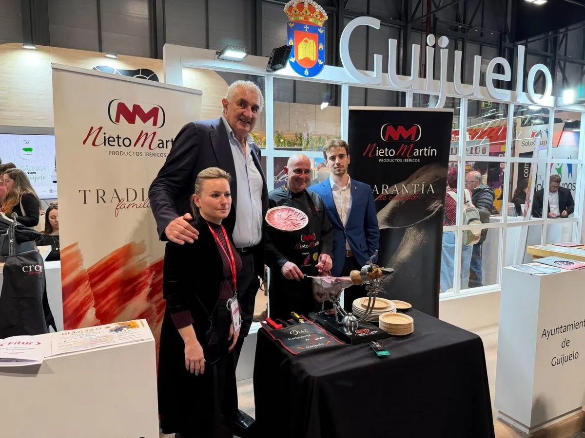 Foto 8 - Guijuelo consolida su &eacute;xito en Fitur con un stand abarrotado (FOTOS)