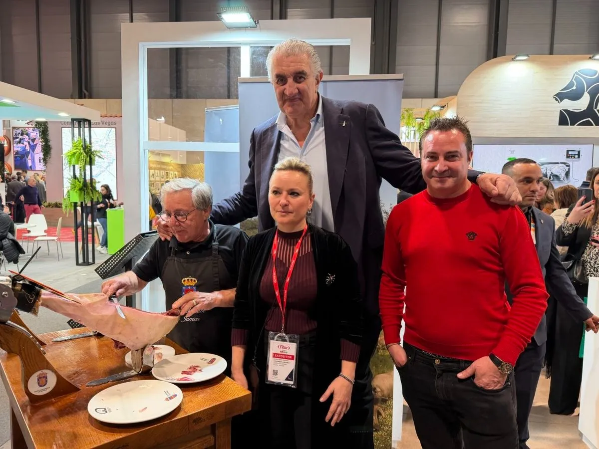 Foto 7 - Guijuelo consolida su &eacute;xito en Fitur con un stand abarrotado (FOTOS)