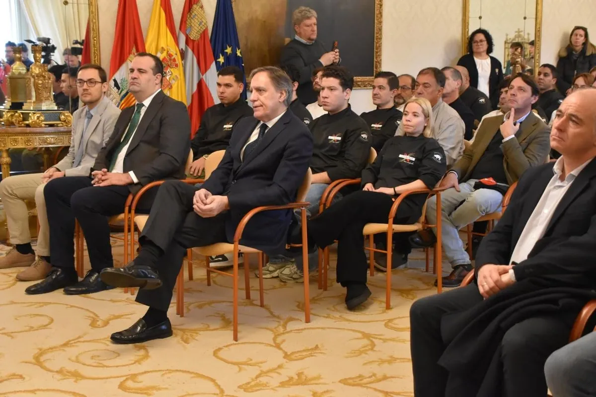 Presentación en el Ayuntamiento de la expedición salmantina que irá a Madrid Fusión. Foto de Toni Sánchez