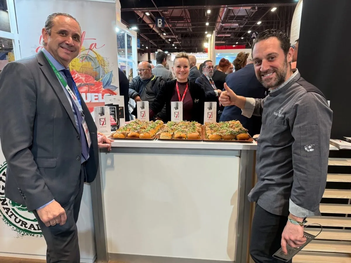 Foto 5 - Guijuelo consolida su &eacute;xito en Fitur con un stand abarrotado (FOTOS)