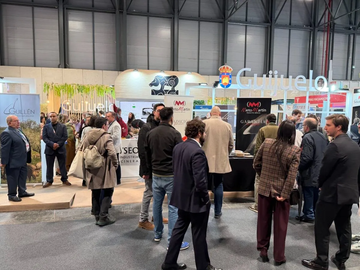 Foto 3 - Guijuelo consolida su &eacute;xito en Fitur con un stand abarrotado (FOTOS)