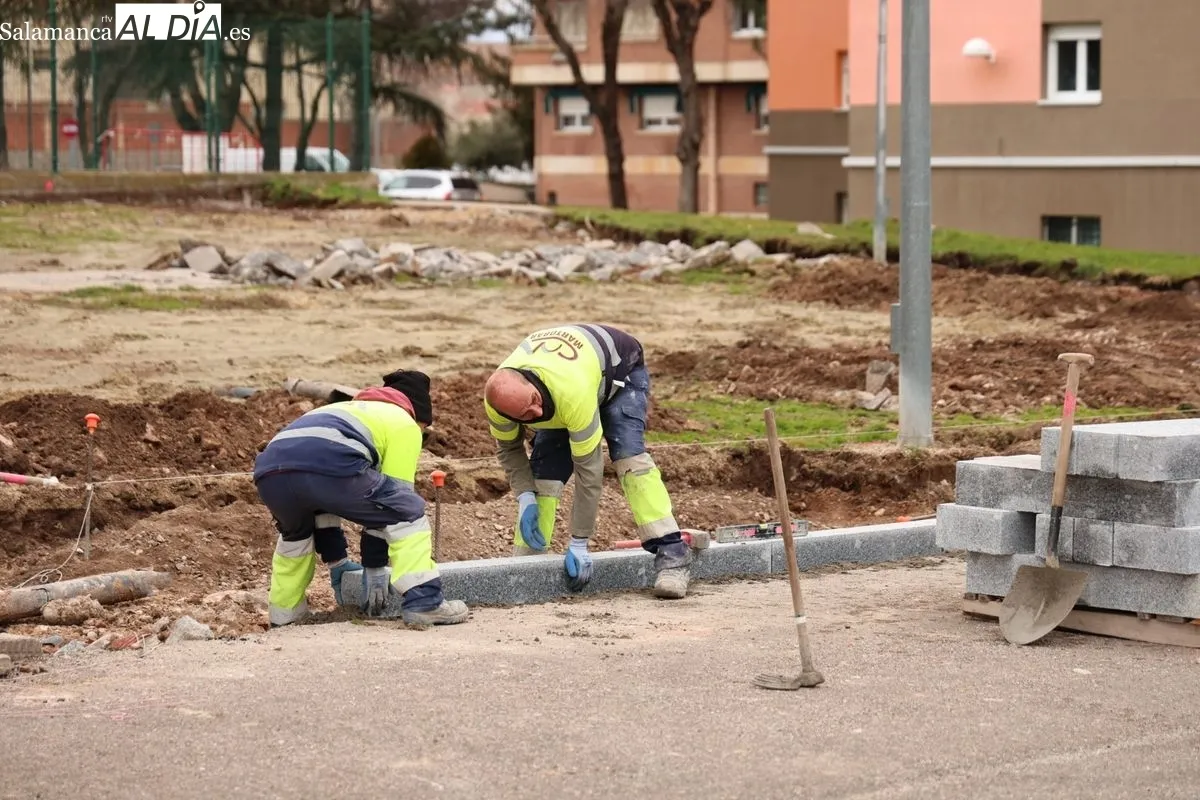 El alcalde de Salamanca, Carlos García Carbayo, ha visitado las obras de la plaza de Santa Cecilia, situadas en el barrio de San José. Foto de David Sañudo