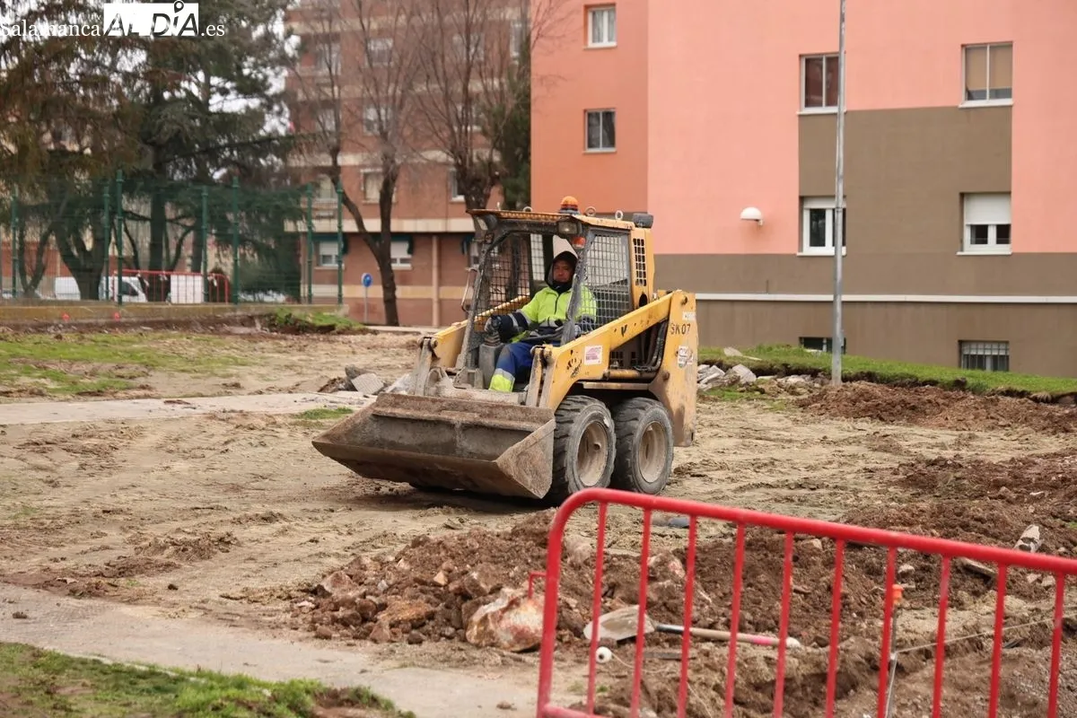 El alcalde de Salamanca, Carlos García Carbayo, ha visitado las obras de la plaza de Santa Cecilia, situadas en el barrio de San José. Foto de David Sañudo