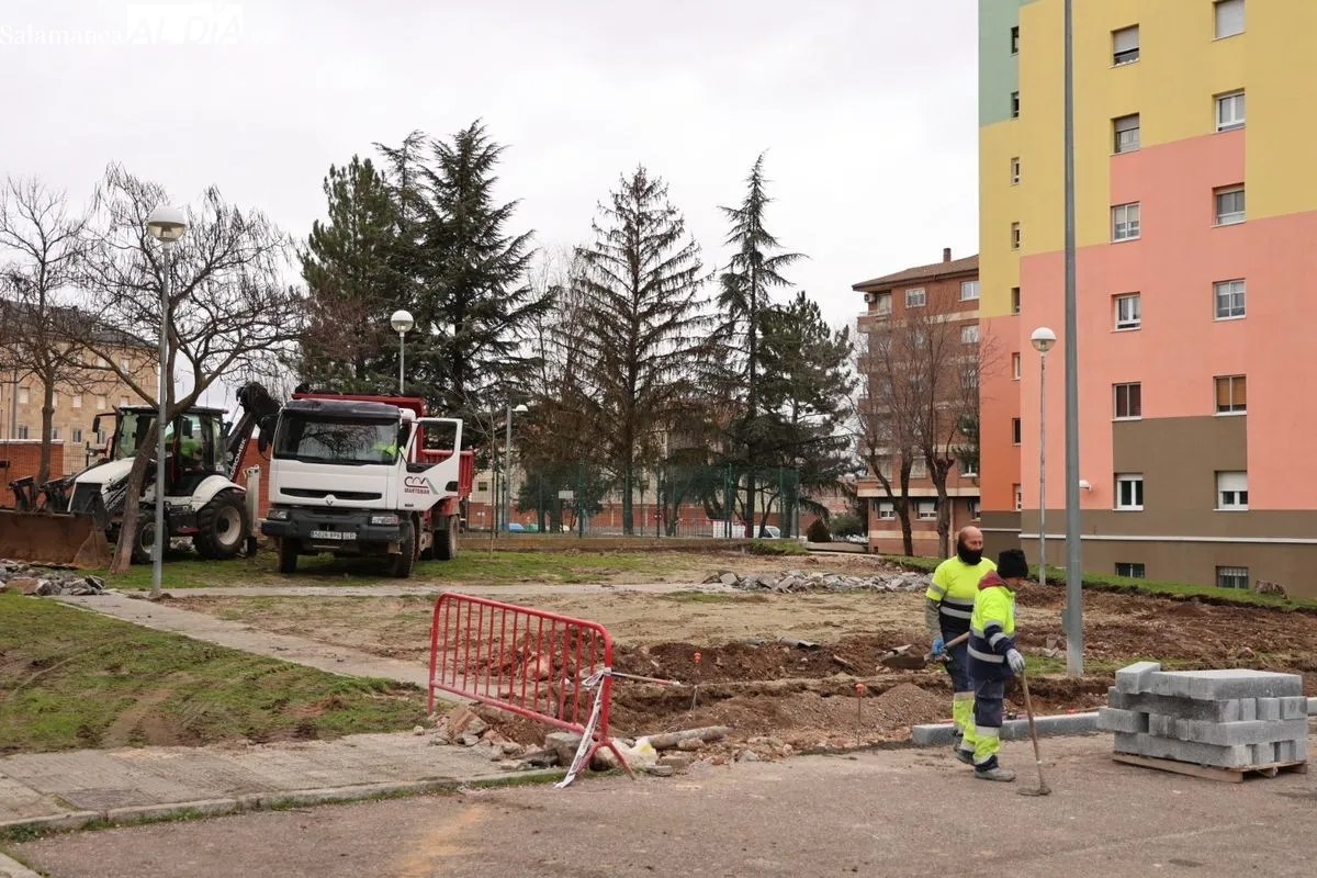 El alcalde de Salamanca, Carlos García Carbayo, ha visitado las obras de la plaza de Santa Cecilia, situadas en el barrio de San José. Foto de David Sañudo