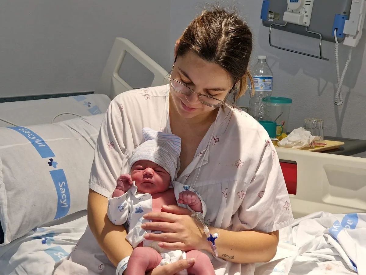 Leyre, última bebé del año, con su madre en el Hospital de Salamanca