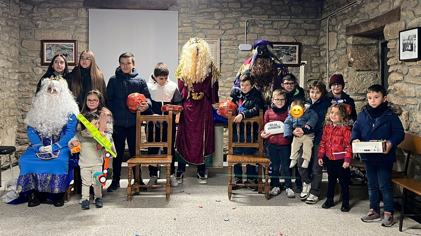 Reyes Magos en Guadramiro: regalos y chocolatada popular