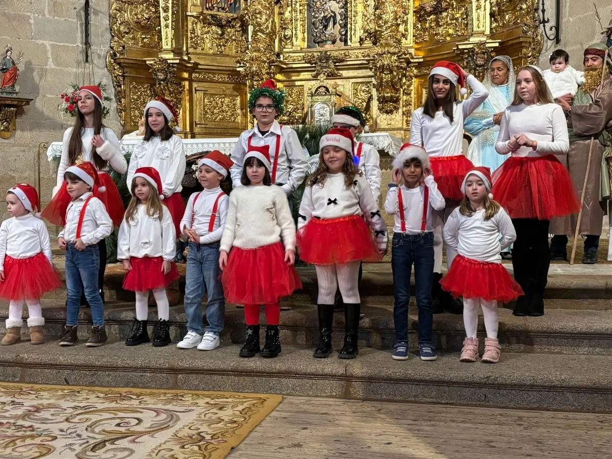Foto 7 - Fuegos artificiales, poemas y villancicos infantiles para recibir a los Reyes Magos en Yecla de Yeltes