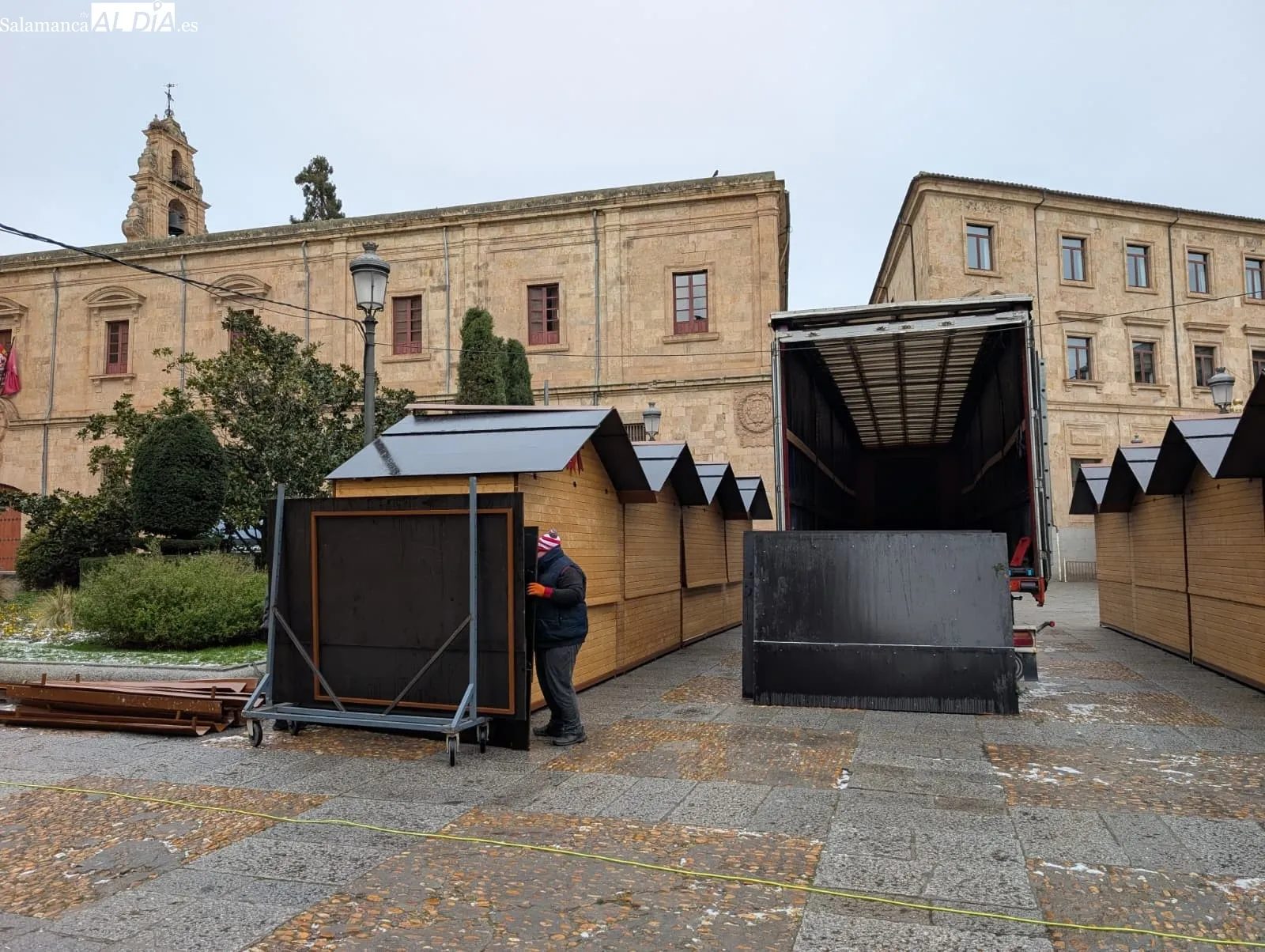 Salamanca dice adiós a la Navidad con el desmontaje del árbol de la Plaza Mayor y el mercado de Anaya | FOTOS: David Sañudo 