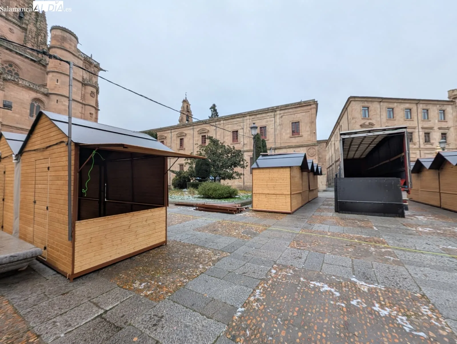 Salamanca dice adiós a la Navidad con el desmontaje del árbol de la Plaza Mayor y el mercado de Anaya | FOTOS: David Sañudo 