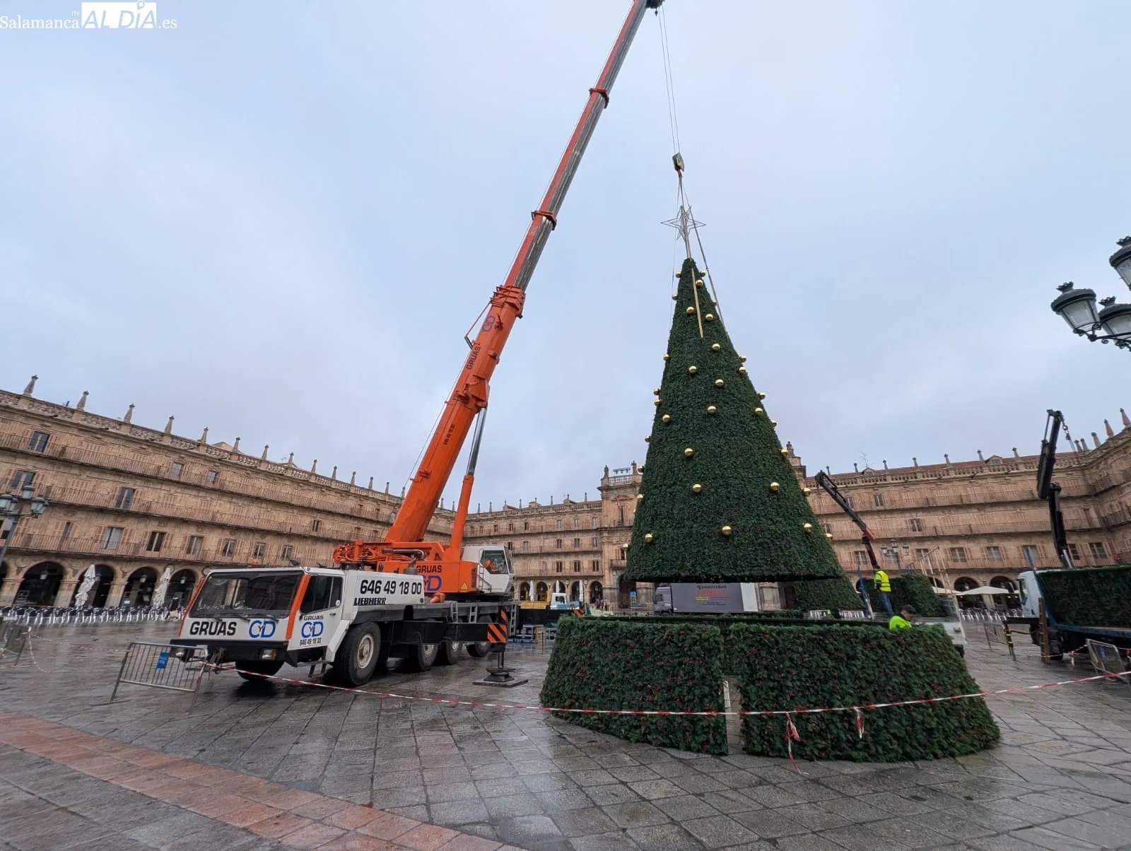 Salamanca dice adiós a la Navidad con el desmontaje del árbol de la Plaza Mayor y el mercado de Anaya | FOTOS: David Sañudo 