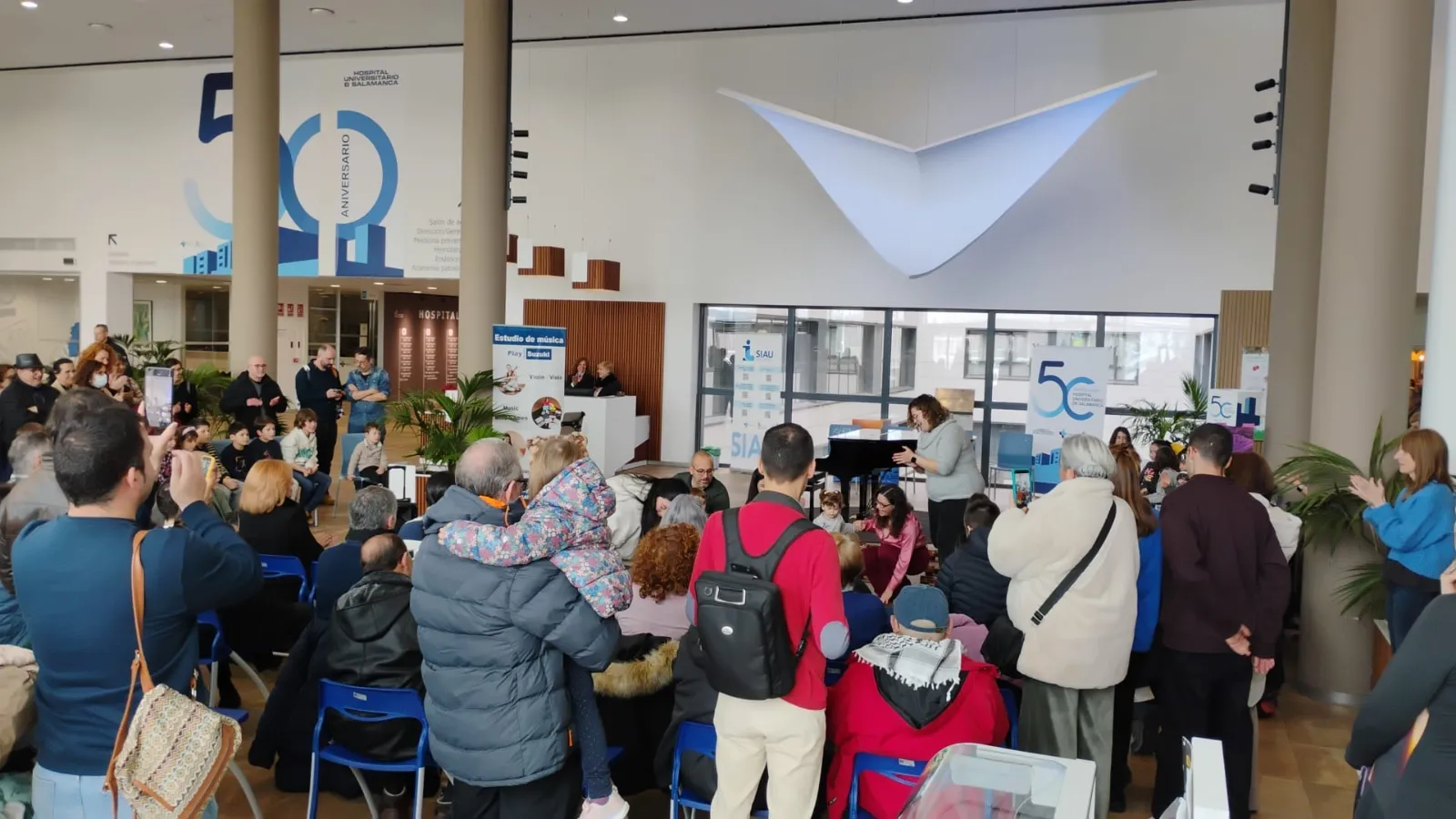 Música en el Hospital de Salamanca a cargo de los alumnos de Play Suzuki