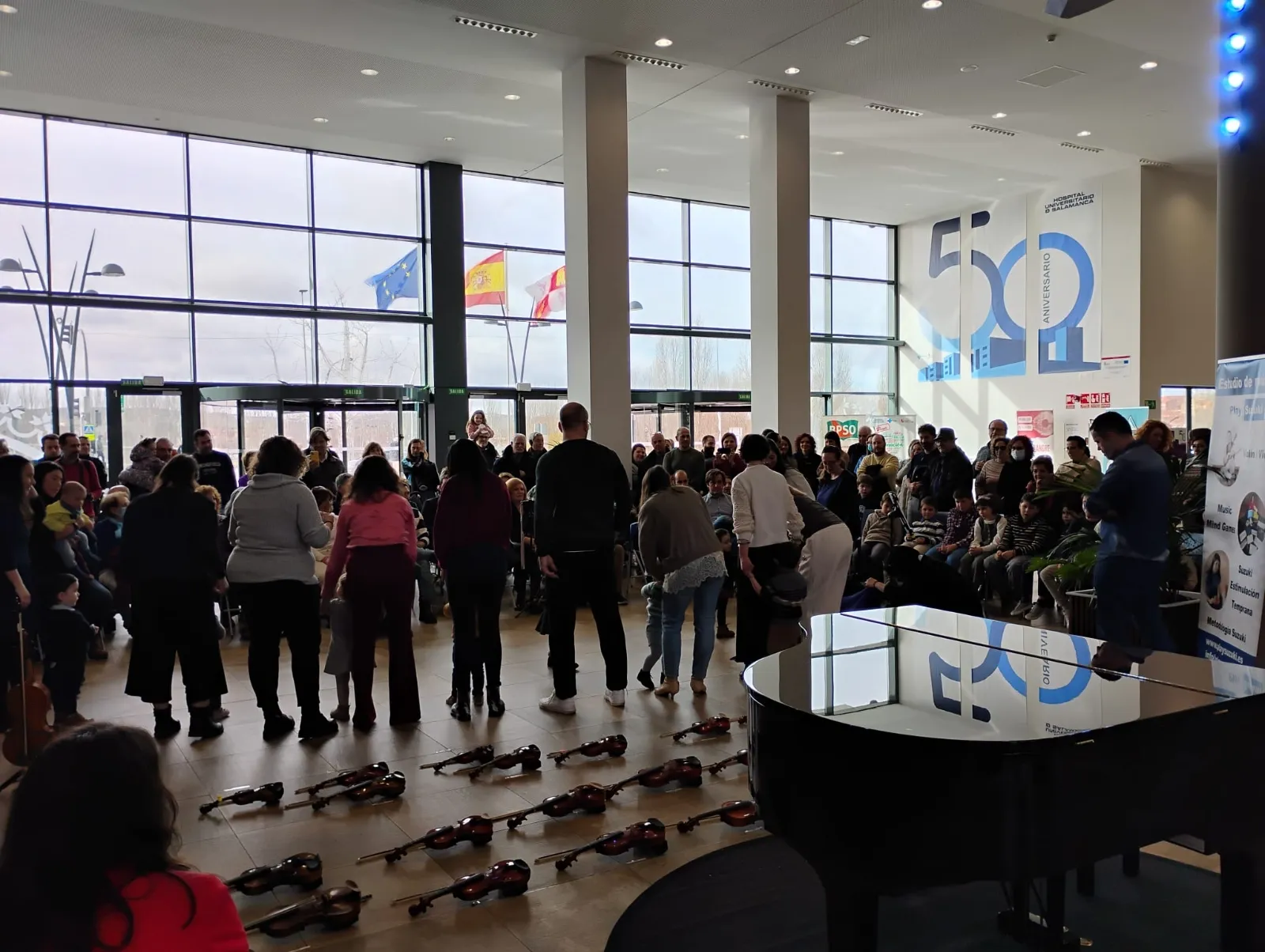 Música en el Hospital de Salamanca a cargo de los alumnos de Play Suzuki