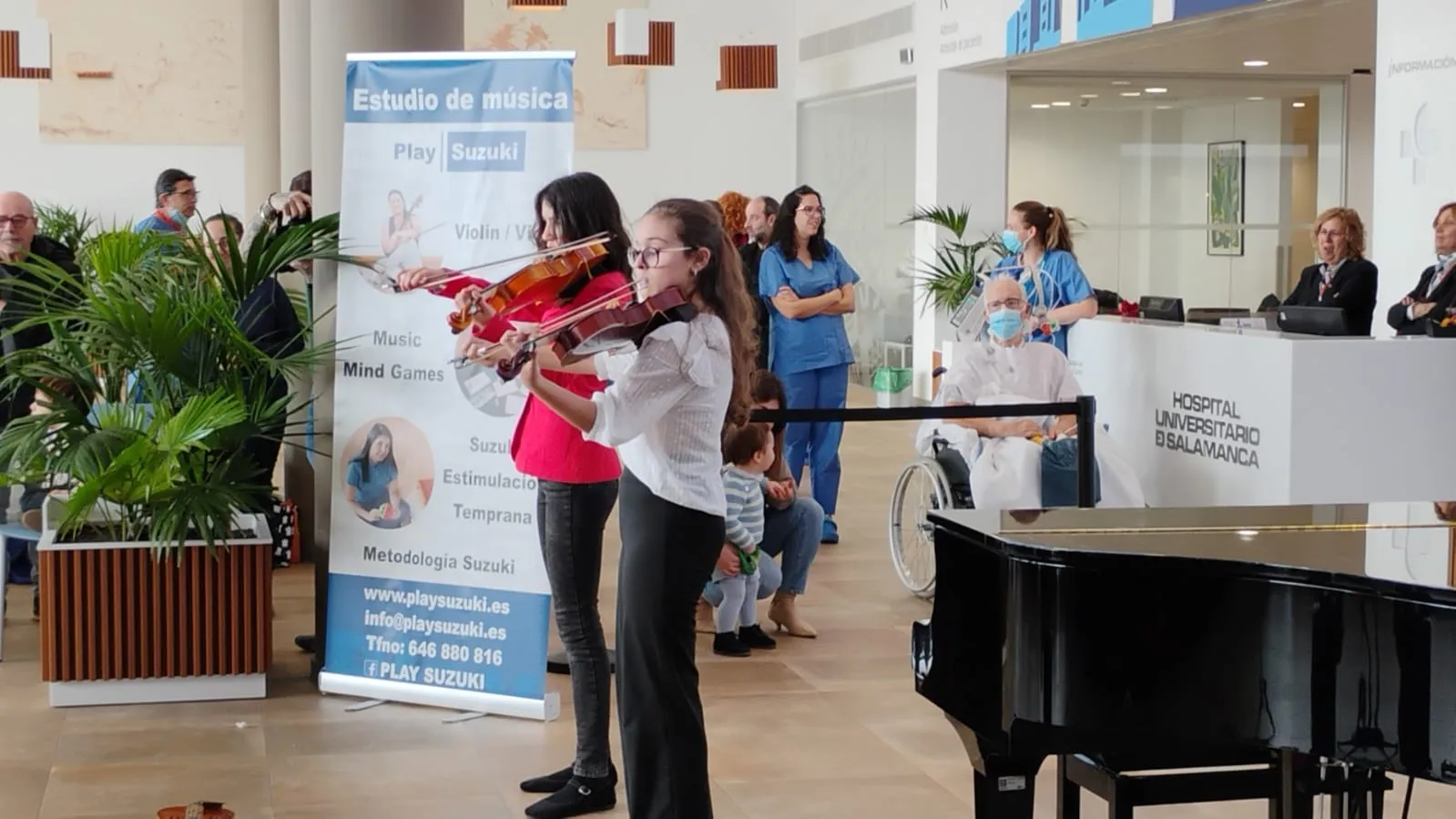 Música en el Hospital de Salamanca a cargo de los alumnos de Play Suzuki