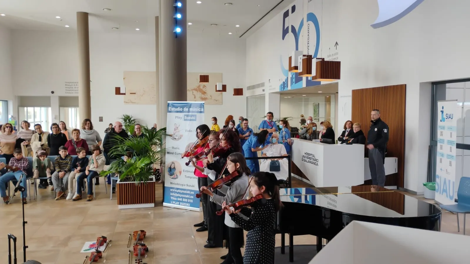 Música en el Hospital de Salamanca a cargo de los alumnos de Play Suzuki