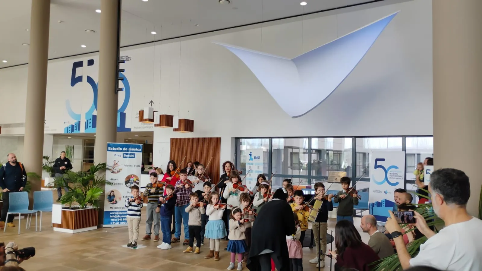 Música en el Hospital de Salamanca a cargo de los alumnos de Play Suzuki