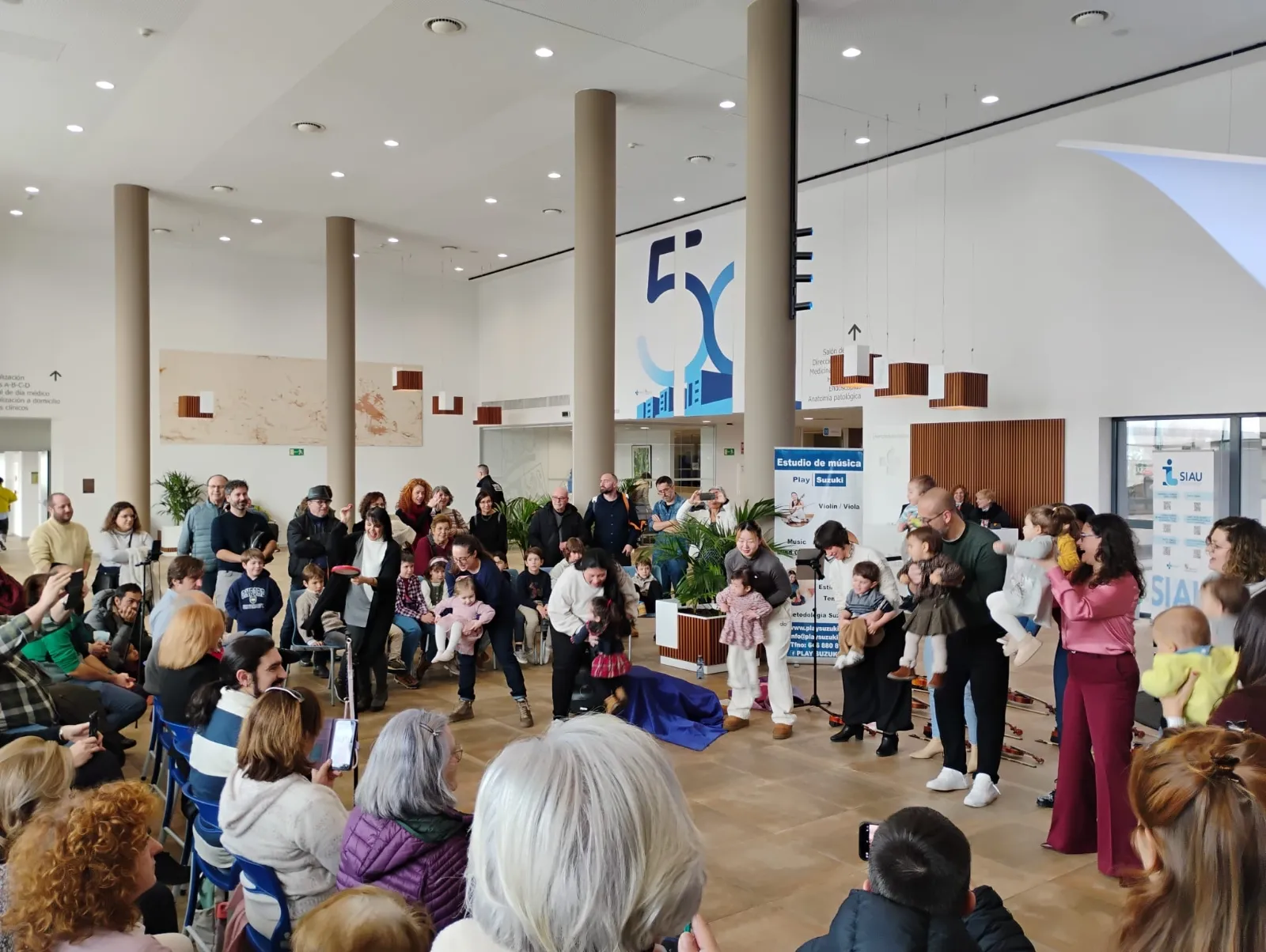 Música en el Hospital de Salamanca a cargo de los alumnos de Play Suzuki