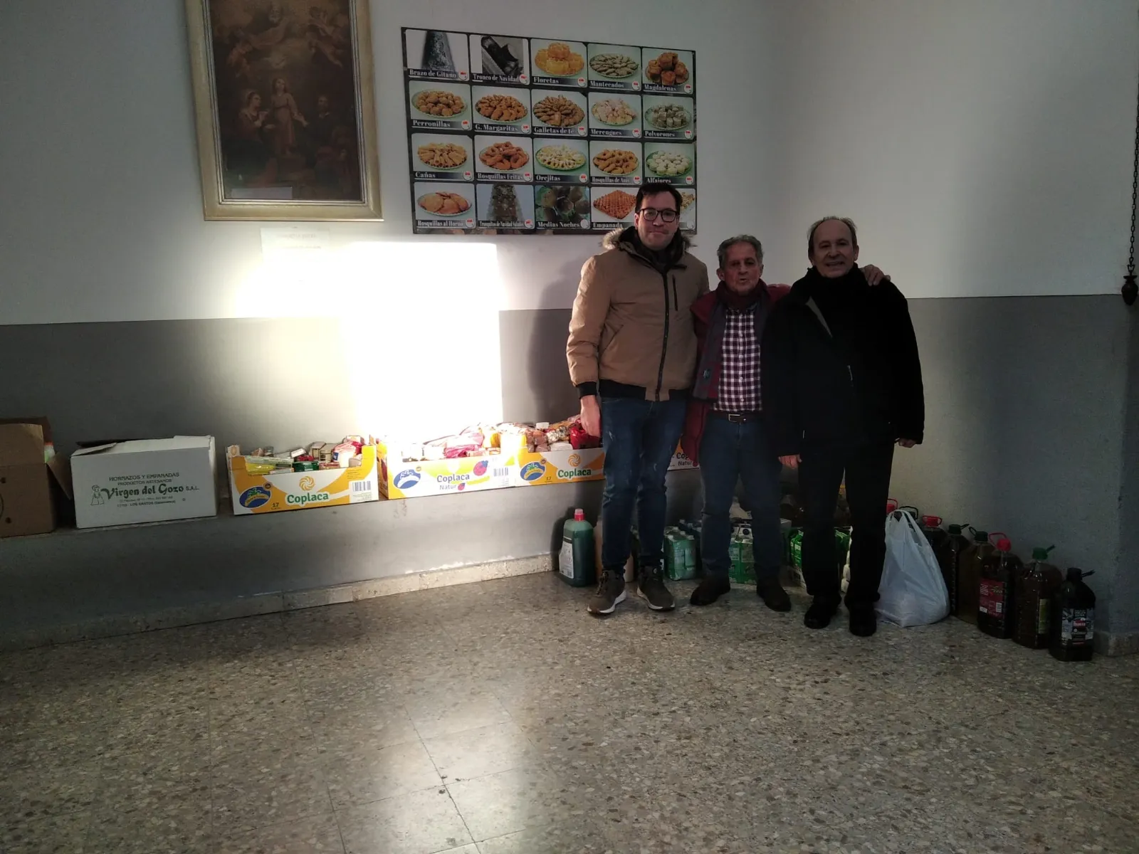 Foto 2 - La Parroquia de San Andr&eacute;s entrega a las Madres Carmelitas alimentos y productos de higiene valorados en 2.000 euros