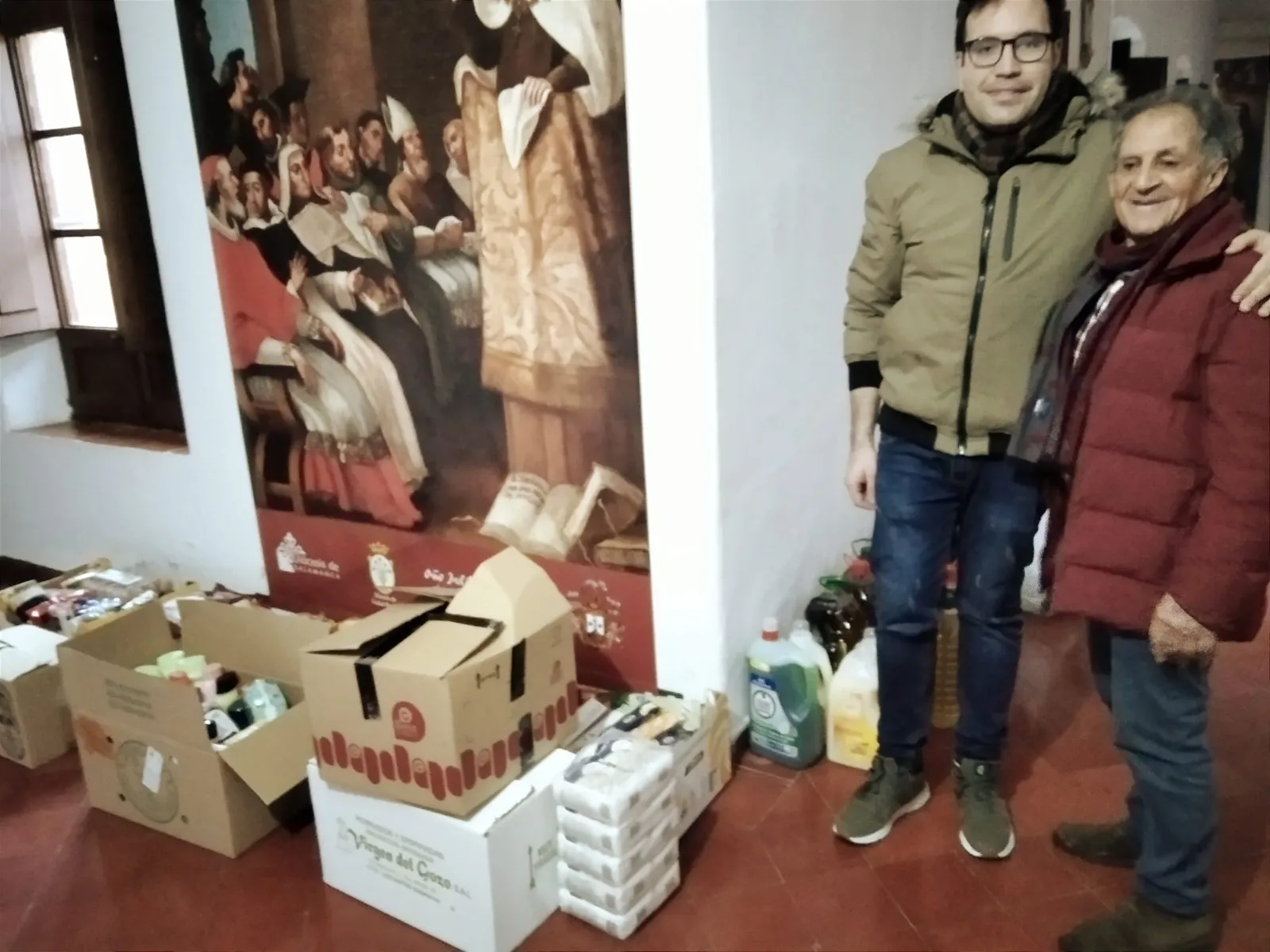 Foto 3 - La Parroquia de San Andr&eacute;s entrega a las Madres Carmelitas alimentos y productos de higiene valorados en 2.000 euros