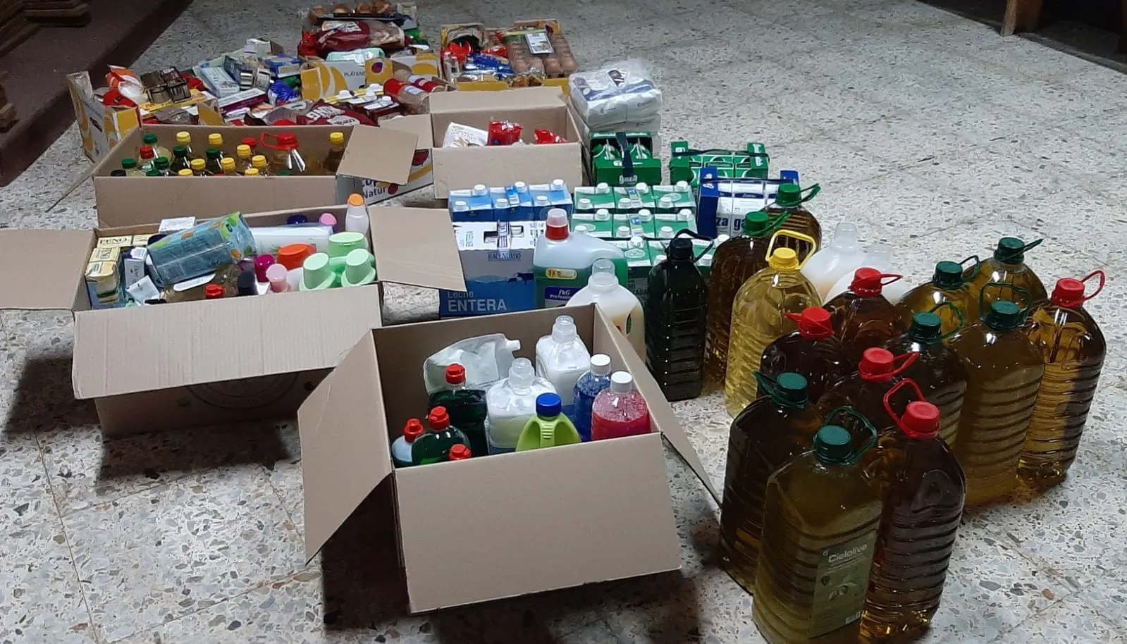 Foto 4 - La Parroquia de San Andr&eacute;s entrega a las Madres Carmelitas alimentos y productos de higiene valorados en 2.000 euros