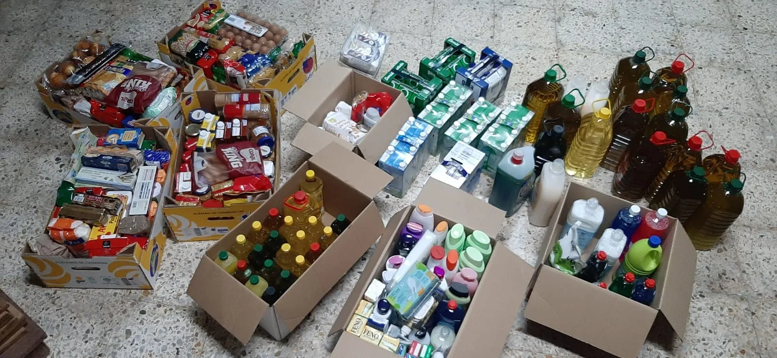 Foto 5 - La Parroquia de San Andr&eacute;s entrega a las Madres Carmelitas alimentos y productos de higiene valorados en 2.000 euros