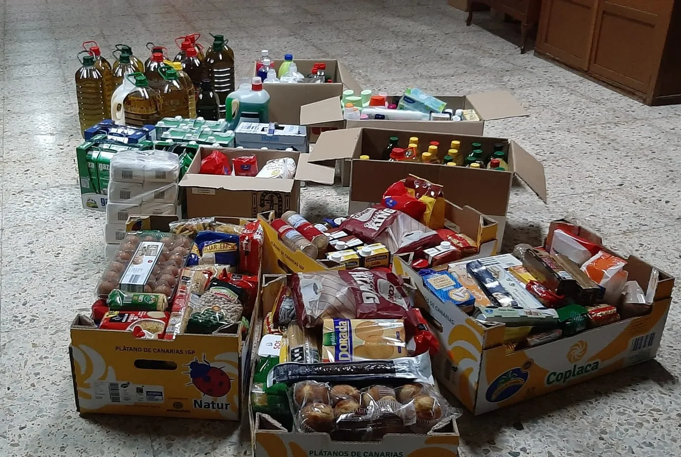 Foto 6 - La Parroquia de San Andr&eacute;s entrega a las Madres Carmelitas alimentos y productos de higiene valorados en 2.000 euros