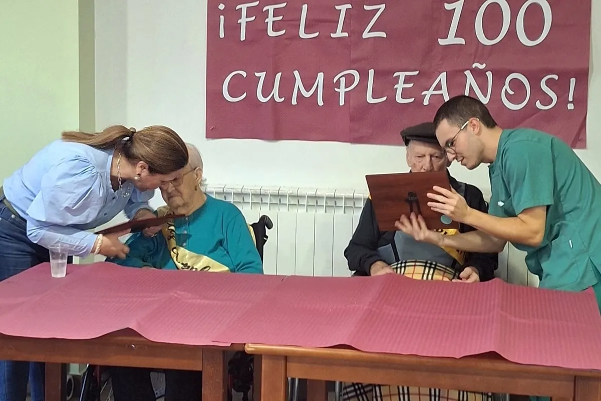 Centenario de Araceli y Ángel en la resdiencia La Llanada 2 de Aldeadávila de la Ribera