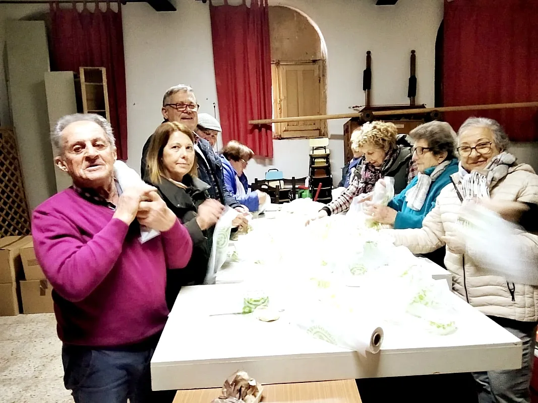 Foto 4 - Los Cofrades de San Ant&oacute;n embolsan los panecillos para ponerlos a la venta