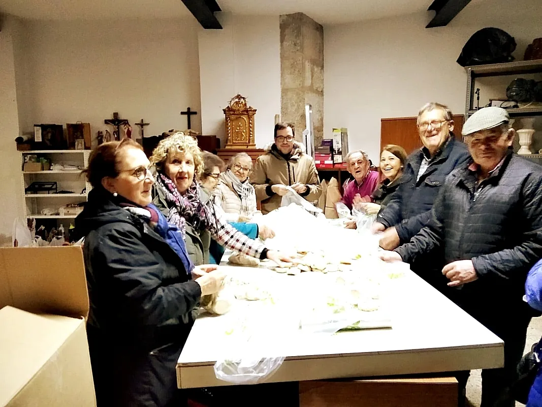 Foto 3 - Los Cofrades de San Ant&oacute;n embolsan los panecillos para ponerlos a la venta