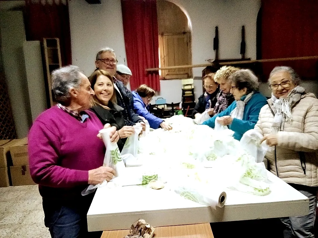 Foto 2 - Los Cofrades de San Ant&oacute;n embolsan los panecillos para ponerlos a la venta