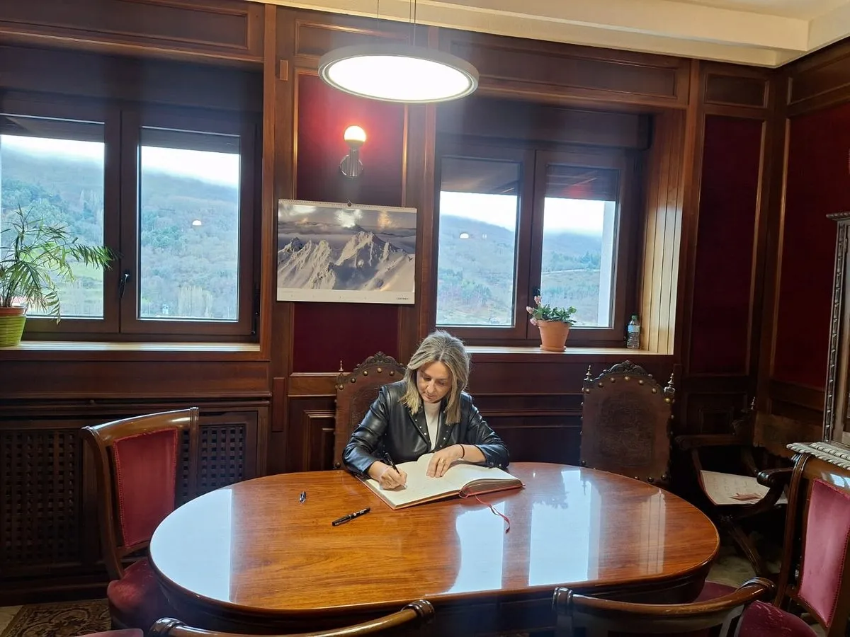 Foto 4 - La ministra Milagros Tol&oacute;n elige B&eacute;jar para su primera visita oficial y se compromete a impulsar el proyecto de La Covatilla