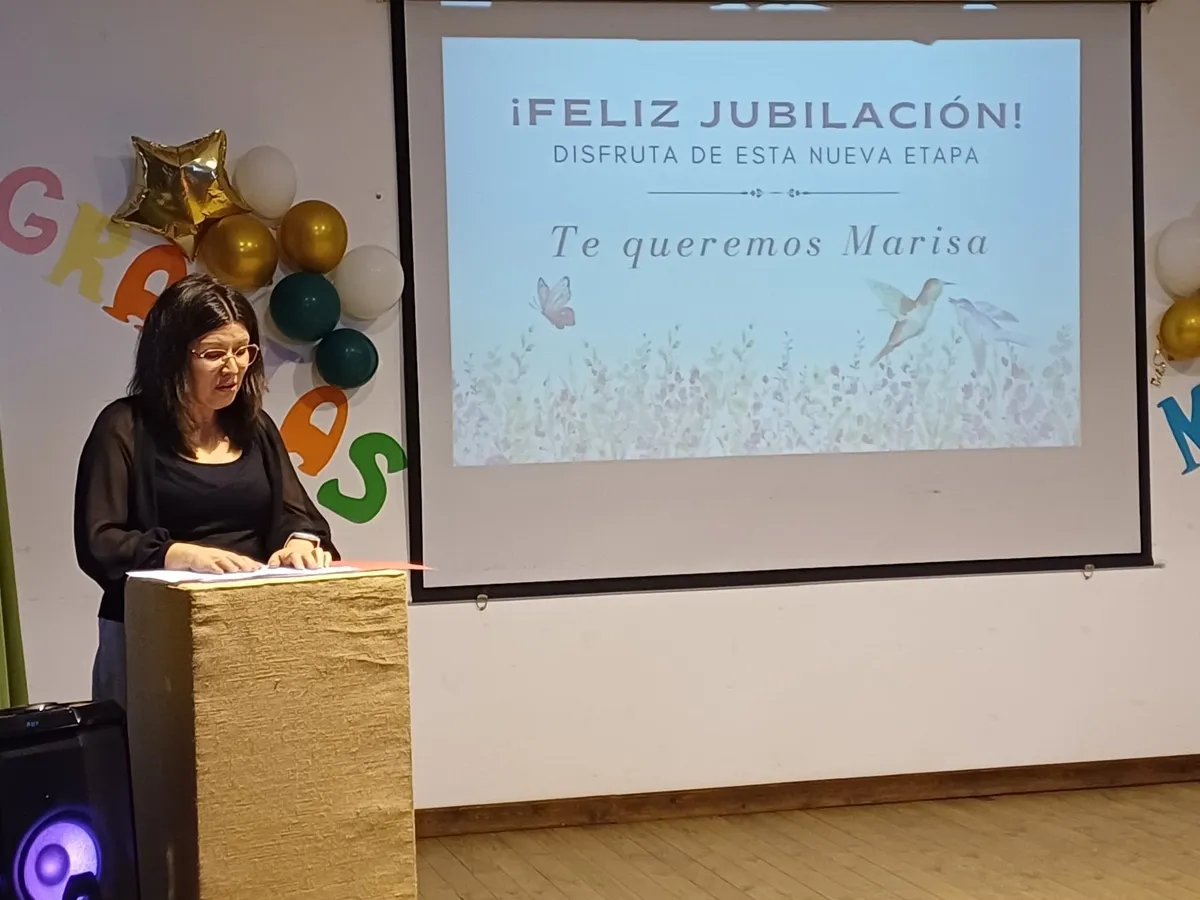 Homenaje a la maestra Marisa García Benito por su jubilación en Hinojosa 