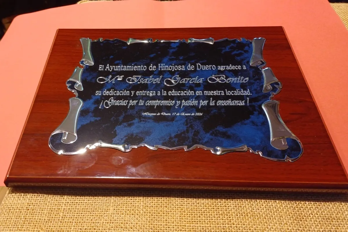 Homenaje a la maestra Marisa García Benito por su jubilación en Hinojosa 