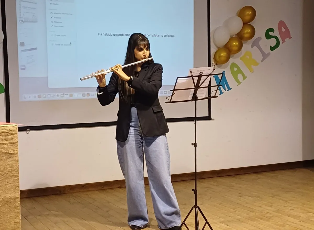 Homenaje a la maestra Marisa García Benito por su jubilación en Hinojosa 