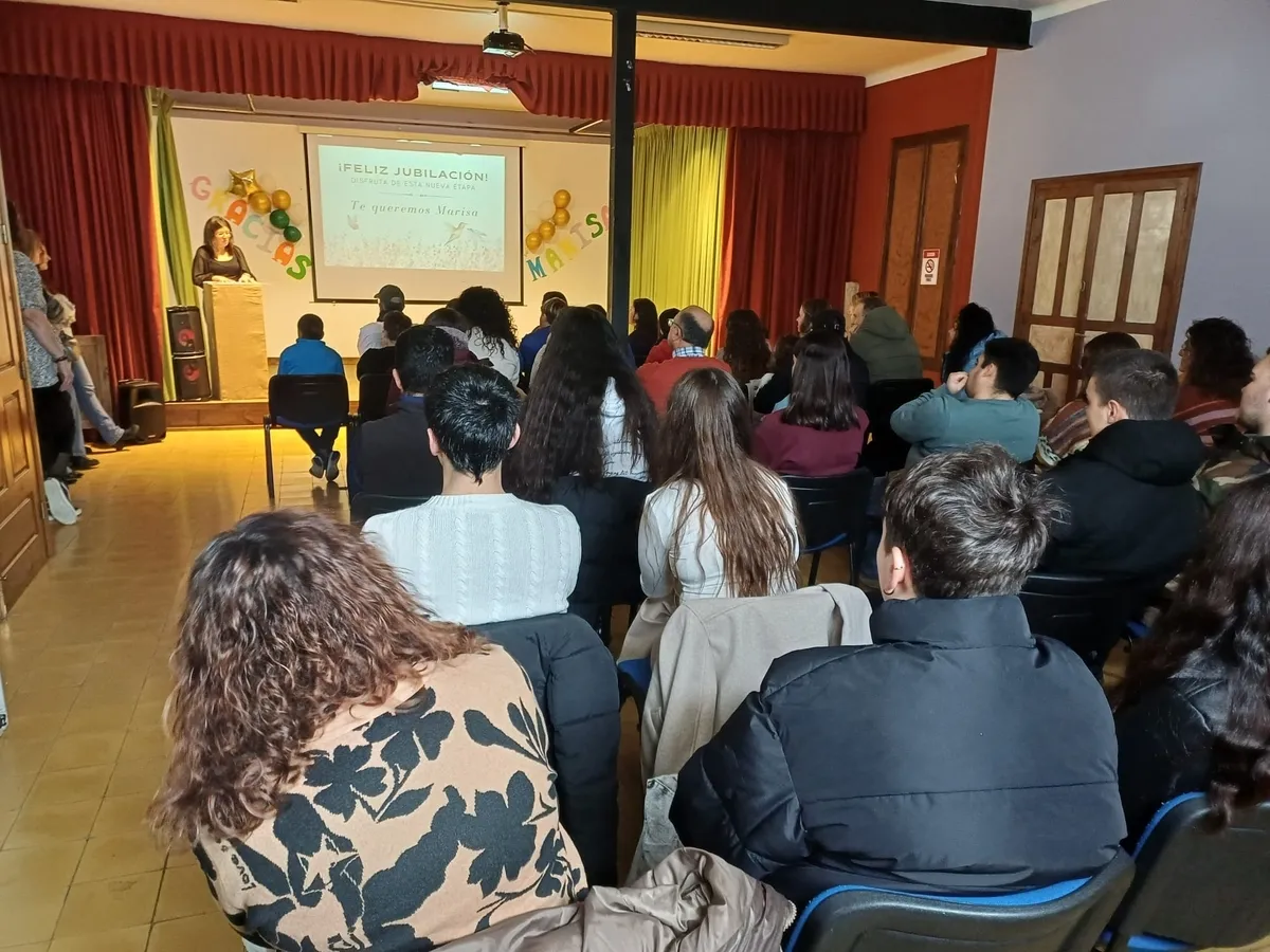Homenaje a la maestra Marisa García Benito por su jubilación en Hinojosa 