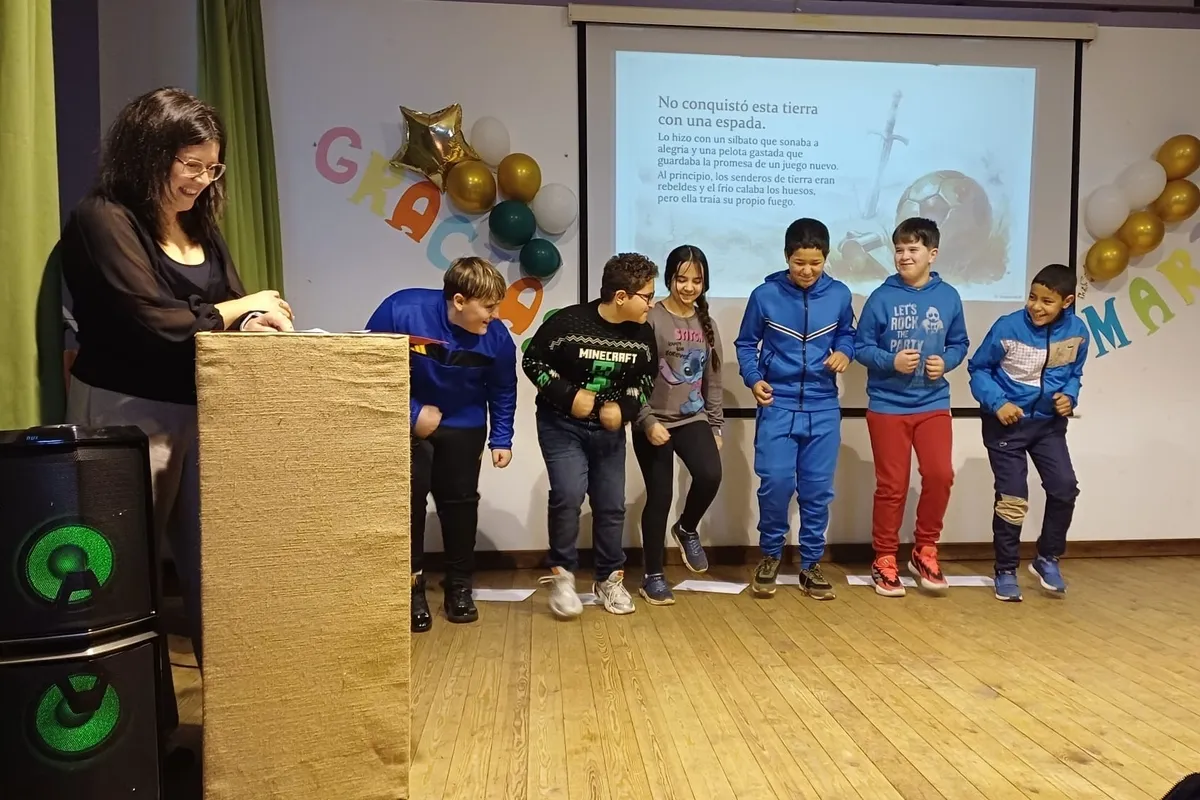 Homenaje a la maestra Marisa García Benito por su jubilación en Hinojosa 